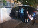 Bình Thạnh: Ô tô đâm thủng tường rào trường tiểu học
