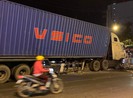 Xe container cày nát hơn 20 m dải phân cách ở Thủ Đức