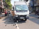 Xe máy lao vào gầm ô tô tải ở Bình Thạnh