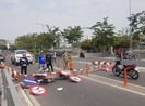 Ô tô tải kéo ngã thanh chắn chiều cao, đè bẹp một xe máy