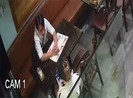 Truy xét đôi nam nữ vào quán ăn trộm điện thoại rồi bỏ trốn