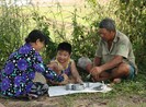 Xúc động với câu chuyện cháu 5 tuổi mồ côi cầu xin bà ngoại