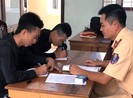 Bị công an mời làm việc vì vừa đi xe máy vừa... gội đầu