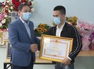 Trao Bằng khen của Thủ tướng cho người cứu bé rơi từ tầng 12A