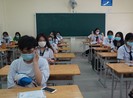 Thí sinh ngồi giãn cách làm thủ tục thi tốt nghiệp THPT 2020