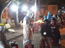 Ngư dân, thương lái xếp hàng xuyên đêm chờ lấy mẫu xét nghiệm