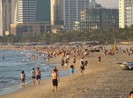 Bãi biển, quán xá đông người ngày đầu nới lỏng giãn cách