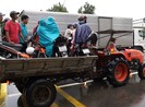 Kiếm tiền triệu khi dùng máy cày đưa người qua vùng ngập nước