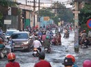 Đường Tân Thới Nhất 8 ngập sâu sau cơn mưa chiều ở TP.HCM