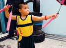 Cậu bé 7 tuổi múa côn điêu luyện