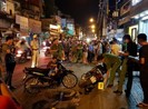 Clip: 'Hiệp sĩ' bị đâm được người dân đưa đi cấp cứu