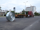 Hai cuộn thép hàng chục tấn rơi từ xe container xuống đường