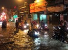 Ngập nặng, cả tuyến đường Phan Huy Ích tê liệt