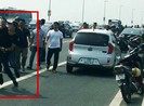 Cách hành xử 'vung chân, vung tay vuốt má' quá phản cảm