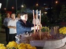 Chủ tịch UBND TP.HCM viếng các bậc tiền nhân đêm giao thừa