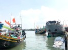 3 tàu cá đưa thi thể cá Ông dài 15 m vào đất liền