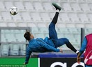 Real công bố video Ronaldo tung người móc bóng... lỗi