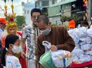 Chùa dạy miễn phí 6 ngoại ngữ, phát gạo cho người nghèo