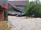 Quảng Bình: Nước chấm mái nhà, di chuyển dân ra trụ sở UBND xã