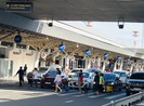 Chèo kéo khách nhiều lần bị tạm dừng đón khách ở sân bay
