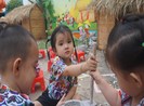 Trẻ xay gạo, nặn tò he, chơi bóng nước giữa sân trường