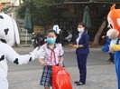 GV hóa thân thành nhân vật hoạt hình, lì xì đón HS đi học lại