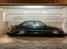 Xe sang BMW nằm trong bong bóng bơm hơi suốt 2 thập niên