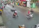 Xe máy đua nhau ngã nhào giữa đường khi gặp trời mưa