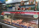 Ông lớn bán thịt heo tận nhà cho khách hàng
