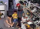 Video người phụ nữ vờ mua giày dép rồi trộm điện thoại