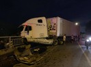 Xe container bể bánh suýt rơi xuống kênh ở quận 2