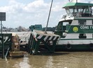 Tàu biển va chạm bến nổi tại phà Cát Lái