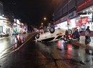 Thủ Đức: Tránh xe máy, ô tô lật nhào trong cơn mưa