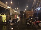Container lật nhào trong mưa khi ôm cua cầu vượt Linh Xuân