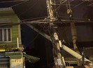 Trụ điện ngã vào nhà, cả gia đình tháo chạy trong đêm