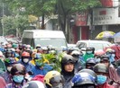 Dòng người trễ giờ làm vì bị 'chôn chân' trên đường