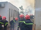 Cảnh sát ngăn đám cháy từ bãi phế liệu sang nhà xưởng ở quận 9