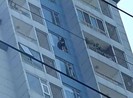 Công an giải cứu cô gái có ý định nhảy từ tầng 15 chung cư