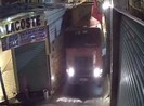 Công an TP Thủ Đức truy xe container chui hẻm làm hư nhà dân