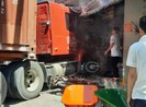Container lùa nhiều xe máy, lao vào nhà dân khiến 1 người chết
