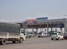 Nhân viên trạm thu phí đòi đánh tài xế khi barier không mở