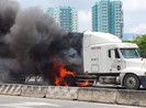 Xe container cháy ngùn ngụt khi đang chạy trên xa lộ Hà Nội