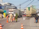 1 phụ nữ đi xe đạp chết thảm dưới bánh xe container
