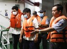 Tàu kiểm ngư tiếp nhận 3 ngư dân Bình Định được cứu sống