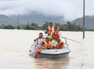 Giải cứu hàng trăm người bị kẹt trong lũ ở Khánh Hòa