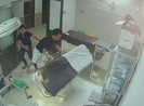Bệnh nhân cùng người nhà hành hung bác sĩ, điều dưỡng