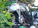 Xe tải lùa 5 ô tô đang dừng đèn đỏ, tài xế nguy kịch