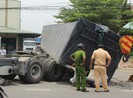 Kinh hãi xe container đang chạy đứt rơ moóc đổ xuống đường