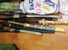 Kiểm tra cửa hàng mỹ phẩm, lộ ra kho vũ khí