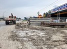 Doanh nghiệp tự ý xây bảng hiệu, nhà lấn chiếm hành lang QL60